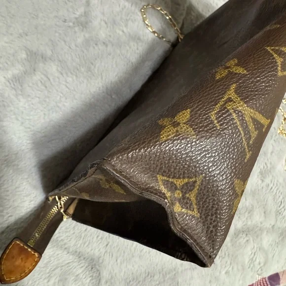 Louis Vuitton EUC Monogram Pouch with Gold Chain - Picture 4 of 8